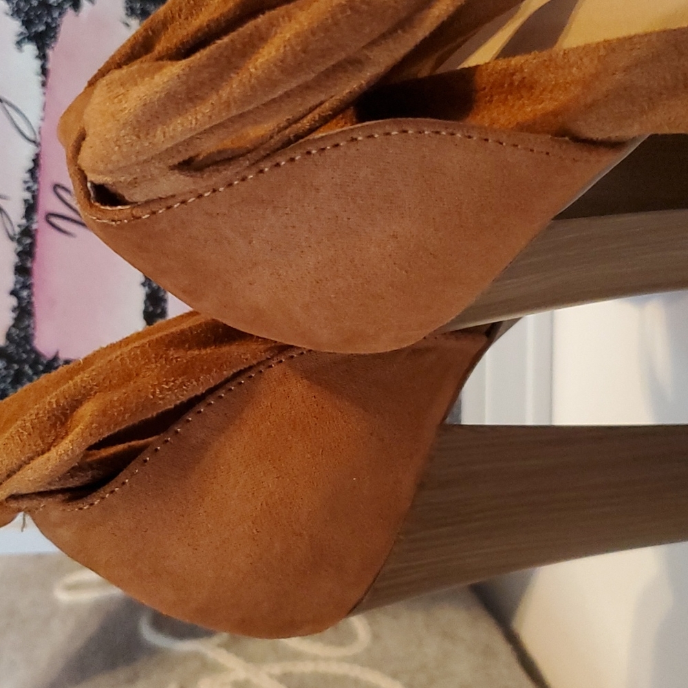 NIB Whiskey Faux Suede Platform Heels - Picture 11 of 11